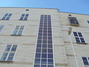 Das Bild zeigt lange, vertikale Fensterbänder entlang der Fassade – ein typisches Gestaltungselement im Bauhaus-Stil.