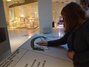 Eine Schülerin erkundet den taktilen Museumsplan.