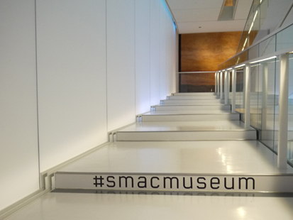 Das Bild zeigt die Treppen des Museums. Die Stufen sind leicht geneigt.