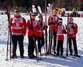Unsere 6 Sportler stehen im Schnee mit Wettkamfpbekleidung und Skiern nebeneinander an der Langlaufstrecke.