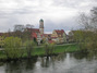 Das Bild zeigt eine historische Häuserzeile von Regensburg am Ufer der Donau.
