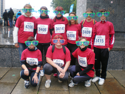 Gruppenfoto der Teilnehmer der Landesschule für Blinde und Sehbehinderte mit riesigen Sonnenbrillen