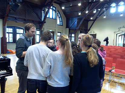 Herbert Schuch führt ein Gespräch mit einer Schülergruppe.