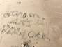 Im Sand steht folgender Schriftzug geschrieben: »Goalball-EM 2019 Rostock«. Ein Teil des Schriftzuges ist bereits durch eine Welle weggespült.
