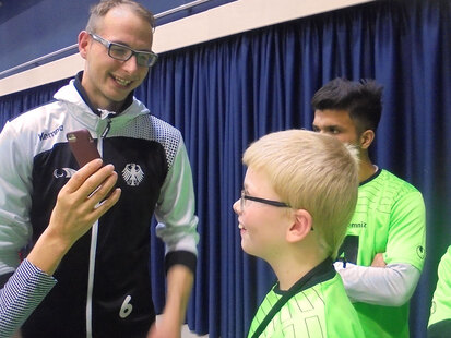 Ein Schüler unserer Schule stellt Oliver Hörauf seine Fragen. 