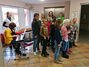 Die Chorkinder singen im Foyer des Hospizes und werden durch Annemarie auf dem Keyboard begleitet.