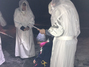 Zwei Engel in weißer Kleidung taufen eine Skischülerin auf ihren neuen Namen „lachende Skiliebhaberin“.