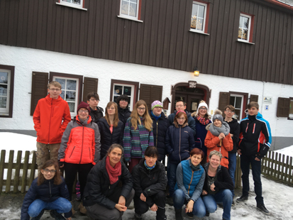 Gruppenfoto aller Teilnehmer des Skilagers im Winter 2018 vor der Jugendherberge.