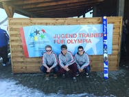 Drei Jungen in Trainingsjacken vor einem Banner für Jugend trainiert für Olympia