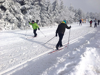 Zwei Skifahrer auf der Loipe