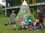 Bei der Station „Chill mal“ vor dem Haus 35 sitzen einige Schüler und essen, trinken und erholen sich.