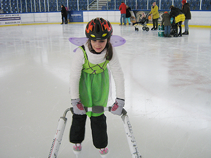 Der kleine Schmetterling Larissa gleitet über das Eis.