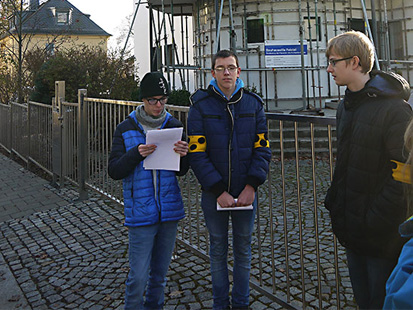 Zwei Schüler erklären die typischen Bauhauselemente am Beispiel der Villa Feistel.