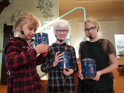 Enie, Johanna und Seline mit Ihren Geschenken (eine Dose Lebkuchen) freuen sich sehr.