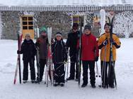 Sechs Kinder im Schnee