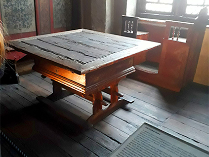 Hier sieht man den originalen Esstisch der Familie Luther.