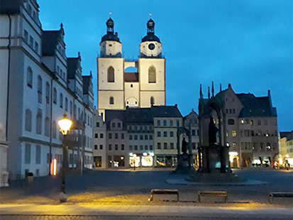 Hier sieht man die Stadtkirche Wittenbergs von vorn.