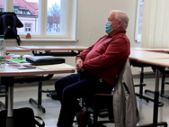 Peter Lamschick sitzt im Klassenzimmer.