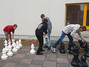 Einige Jungen der Klassen 7 und 8 spielen vor dem Spielemuseum Outdoor-Schach.