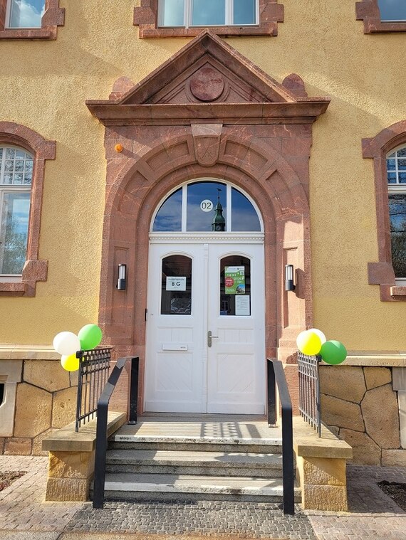 Eingangstür der Schule, geschmückt mit Luftballons