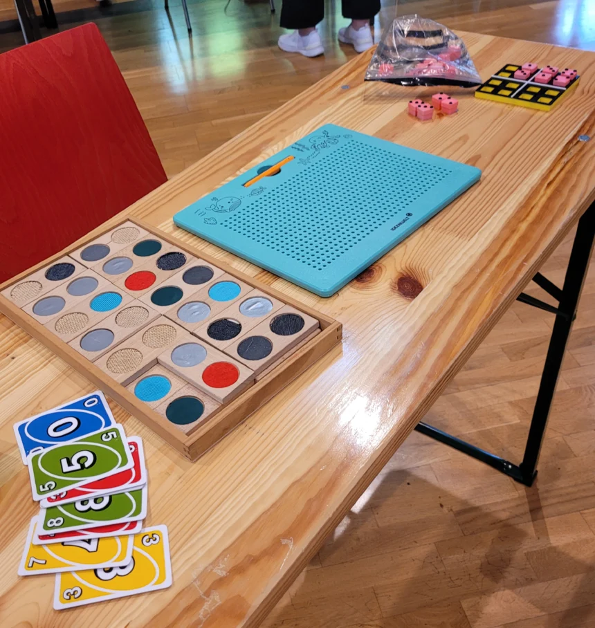 Ein Tisch, auf denen verschiedene Spiele liegen.